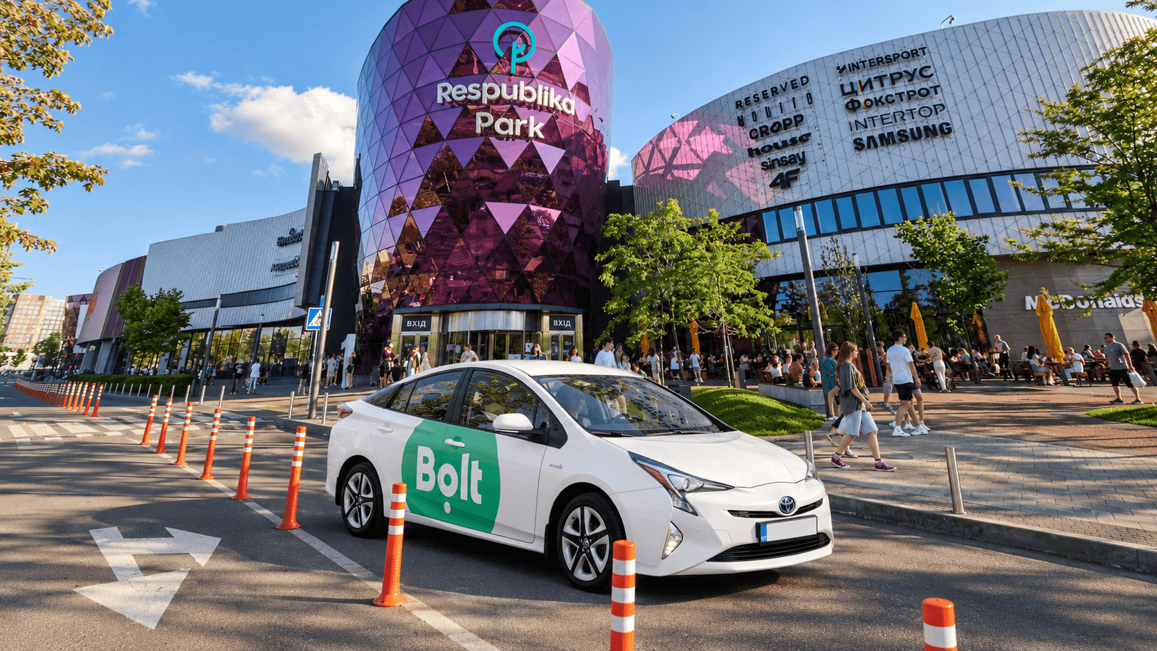 Білий Prius Bolt біля Respublika Park.png